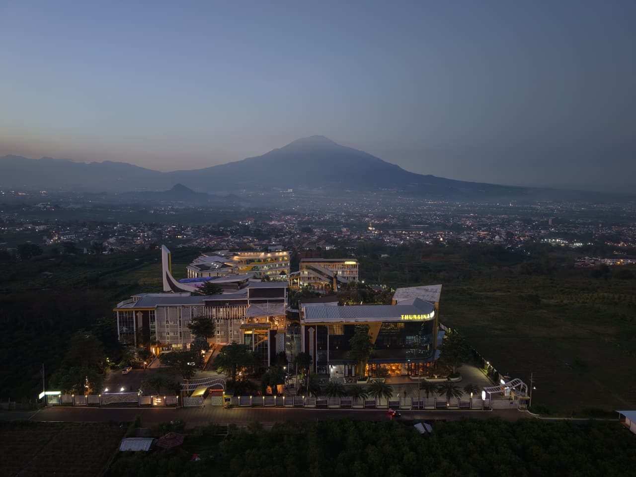 MEGAH: Kampus putra Thursina IIBS Malang berada di kawasan perbukitan yang menyajikan hawa sejuk dan pemandangan yang indah. Di malam hari semakin terlihat estetik.