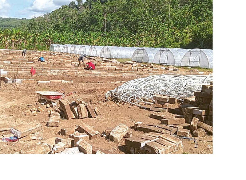 SENTRA GARAM: Pembangunan fasilitas baru untuk produksi garam tunnel di Pantai Modangan, Desa Sumberoto, Kecamatan Donomulyo berlangsung sejak tiga pekan lalu.