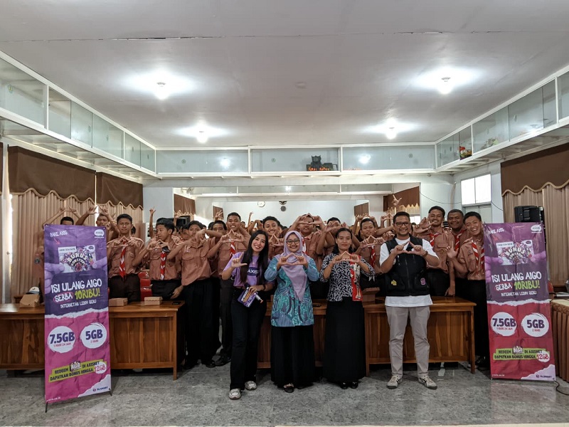 TERBAIK : Sebanyak 100 siswa bersama guru SMKN 11 Malang belajar membuat video dengan AI bersama XLSMART melalui brand AXIS.
