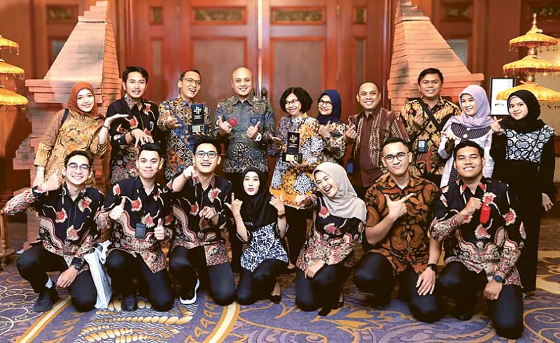 INOVATIF: Kepala Biro Adpim Setdaprov Jatim Pulung Chausar (tengah) bersama tim kerjanya setelah mendapat penghargaan beberapa waktu lalu.