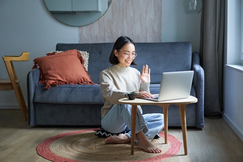 Ilustrasi WFH di depan layar laptop