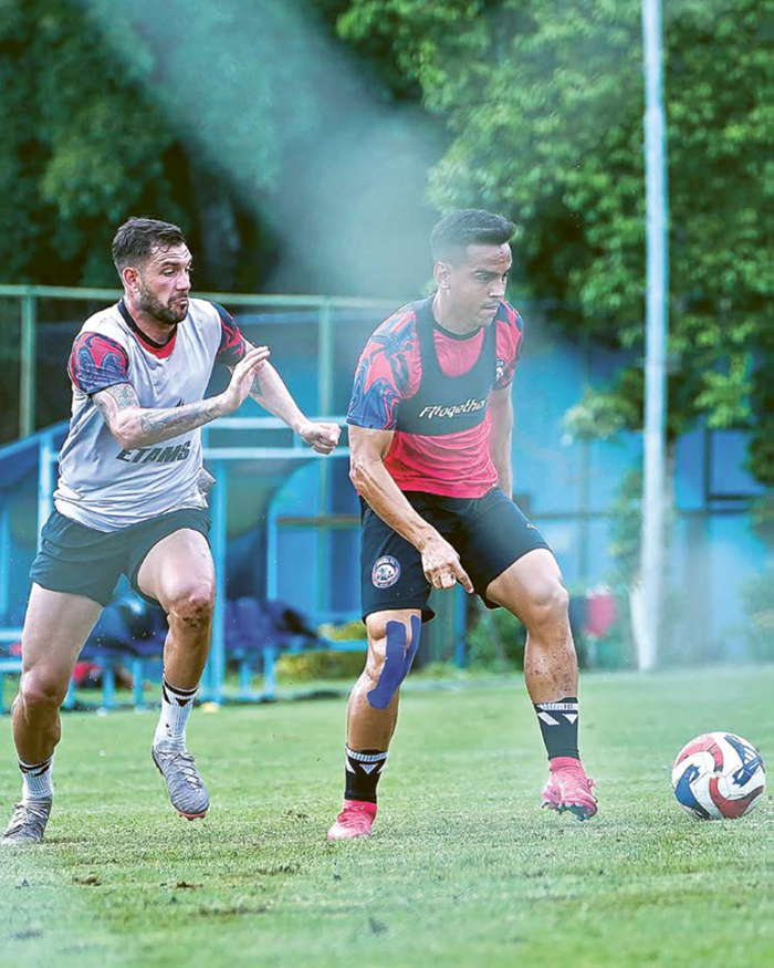 WAJIB PEDE: Gelandang Arema FC Valdeci Moreira berusaha melepaskan tembakan dalam sesi latihan di ARG Soccer Field, Lawang.