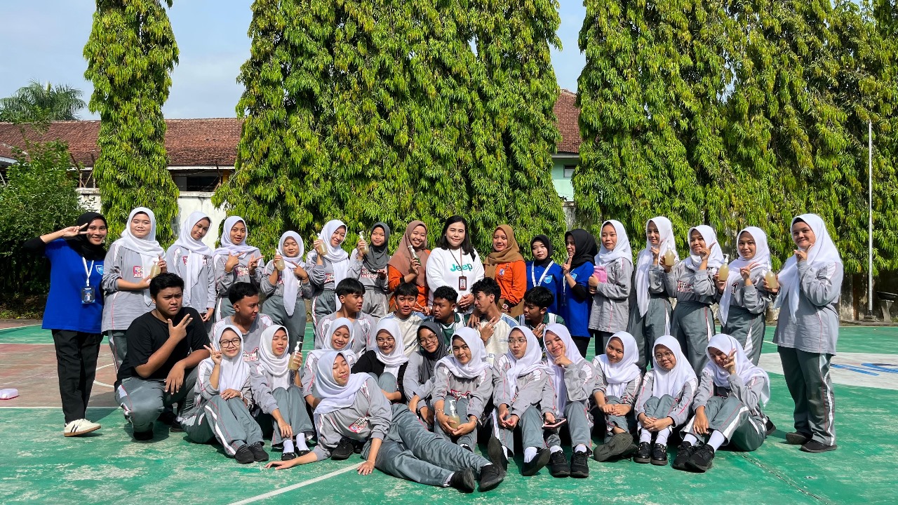 KREATIF: Mahasiswa Institut Teknologi Kesehatan Malang Widya Cipta Husada bersama siswa SMA Negeri 1 Kepanjen Kabupaten Malang.