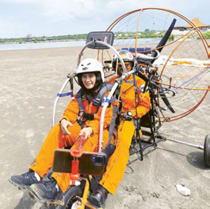 HARUS BERADAPTASI: Atlet Paramotor Kabupaten Malang Ifa Kurniawati berlatih di Pantai Mayangan, Kabupaten Probolinggo, beberapa waktu lalu.