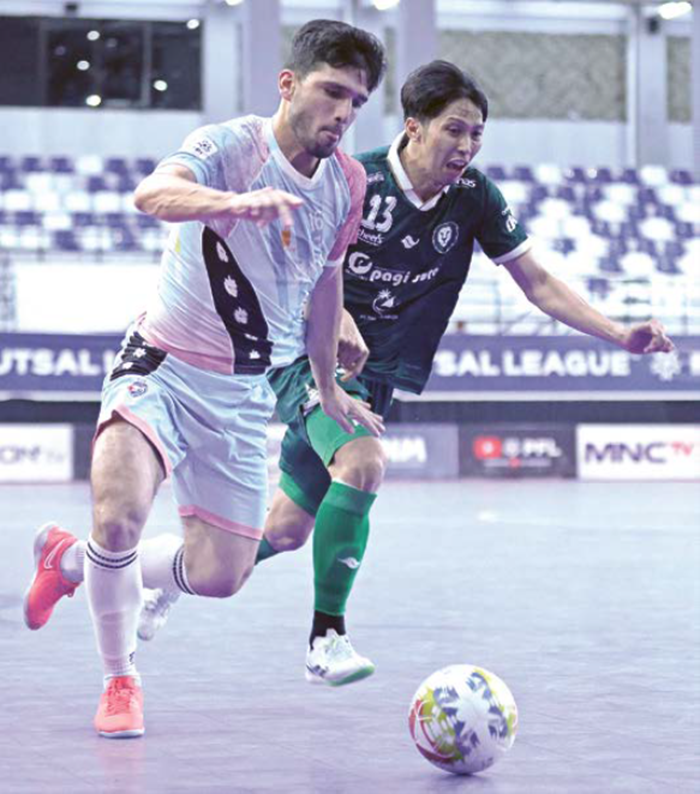 HARUS LEBIH BAIK: Flank Unggul FC Farzad Mahmoodi berusaha melewati pemain Moncongbulo FC dalam laga PFL pekan ke-7 di GOR Nambo Tangerang.