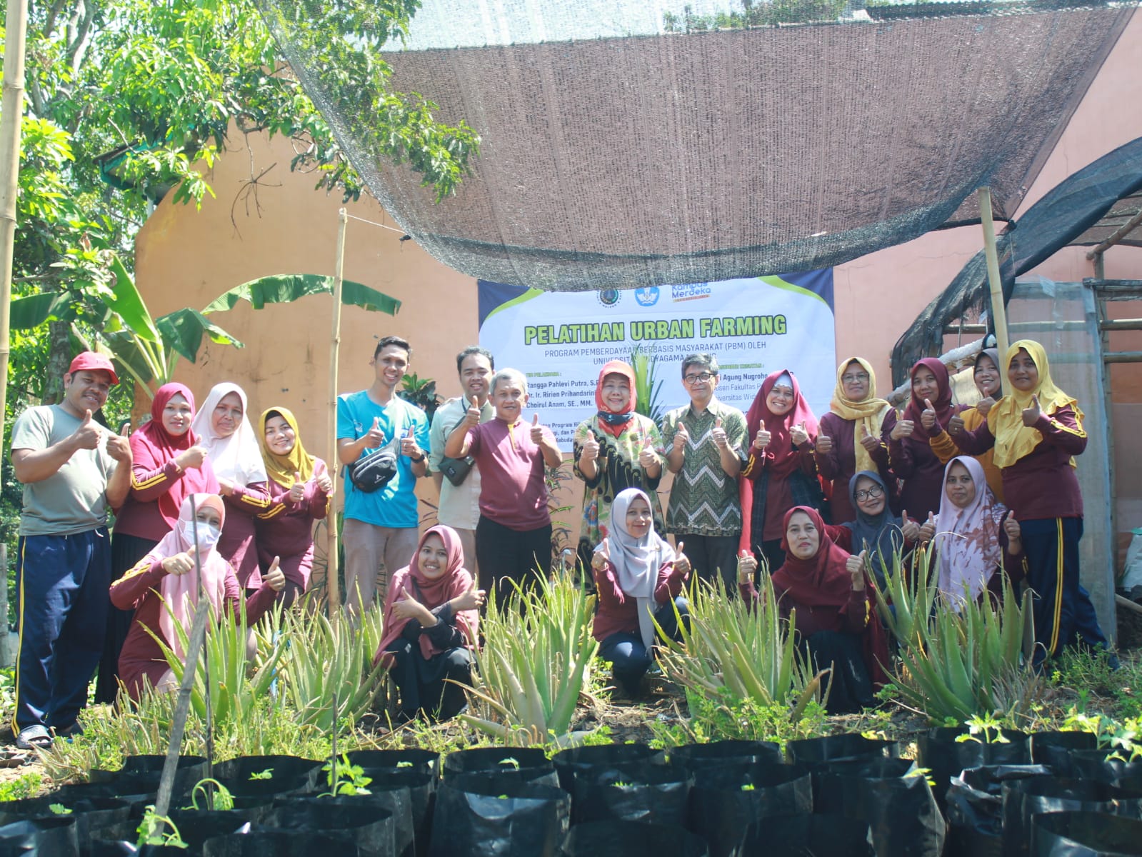 BERDAYA: Tim Pengabdian kepada Masyarakat  Universitas Widya Gama (UWG) Malang menyosialisasikan metode Urban Farming kepada warga Kelurahan Balearjosari, Kota Malang.