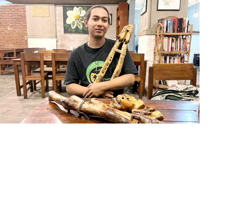 BERMACAM BENTUK: Muhammad Amin Ashar memamerkan seruling kayu buatannya yang bisa digunakan untuk hipnoterapi kemarin.