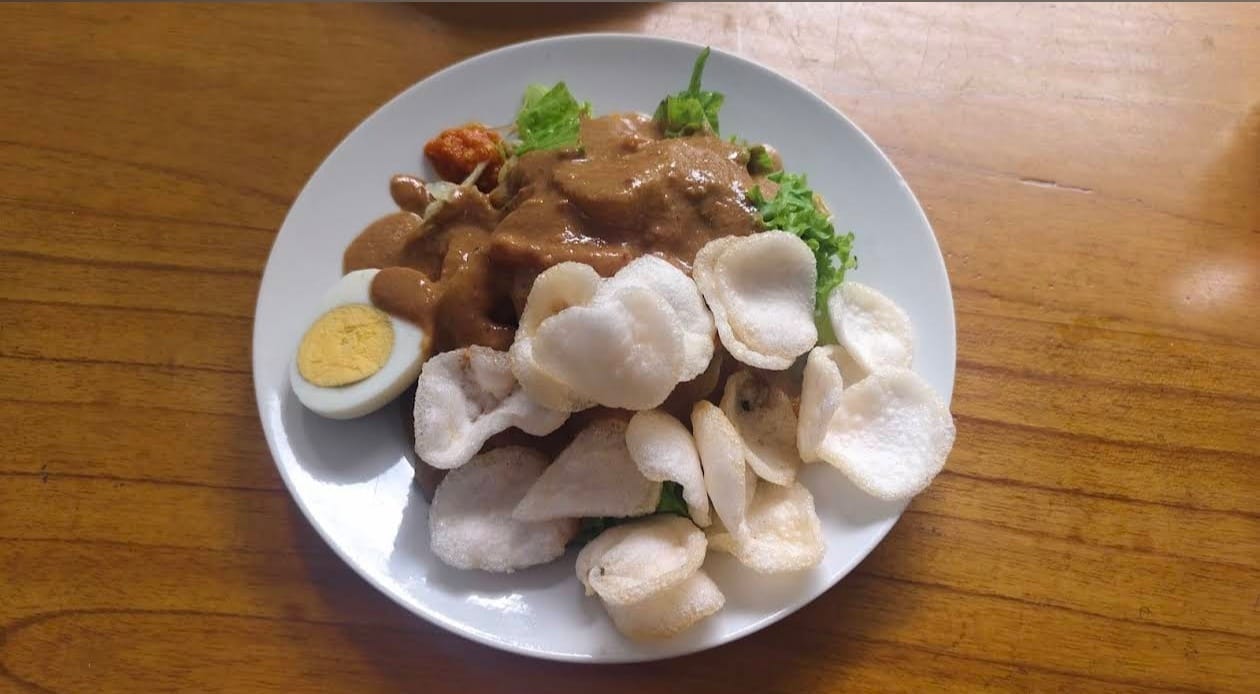 LEGIT: Pencinta bumbu kacang dan sayuran wajib coba kuliner ini.