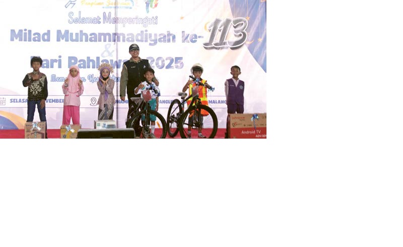 MERIAH: Kepala SD Muhammadiyah 9 Malang Arip Hidayat MPdI (tengah, berdiri) memberikan reward dalam acara syukuran Milad Muhammadiyah ke-113.