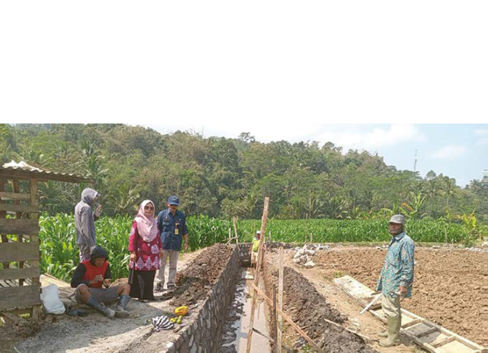 DEMI SAWAH PETANI: Warga membangun saluran irigasi untuk memastikan pengerjaan sesuai target.