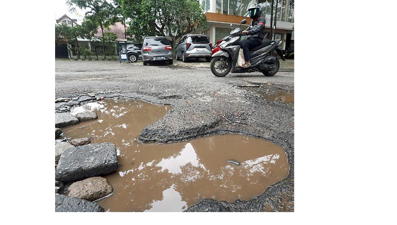 ANGGARAN TERBATAS: Kondisi ruas jalan di sekitar Taman Slamet di Kecamatan Klojen sudah mengalami kerusakan sejak beberapa waktu lalu.