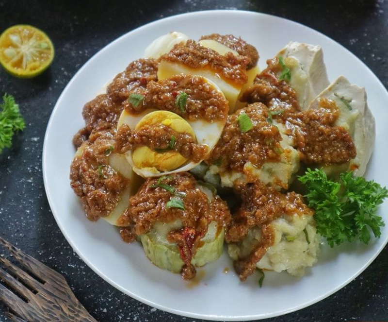 LEZAT: Seporsi siomay hangat dengan sambal kacang kental.