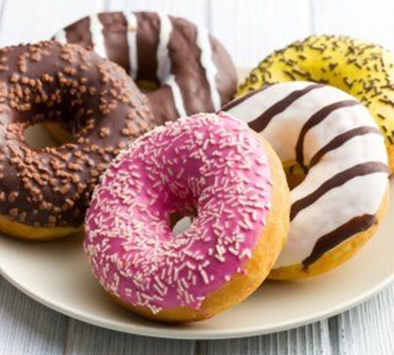 LEMBUT: Donat hangat dengan aneka topping manis siap menemani sarapan atau camilan sore.