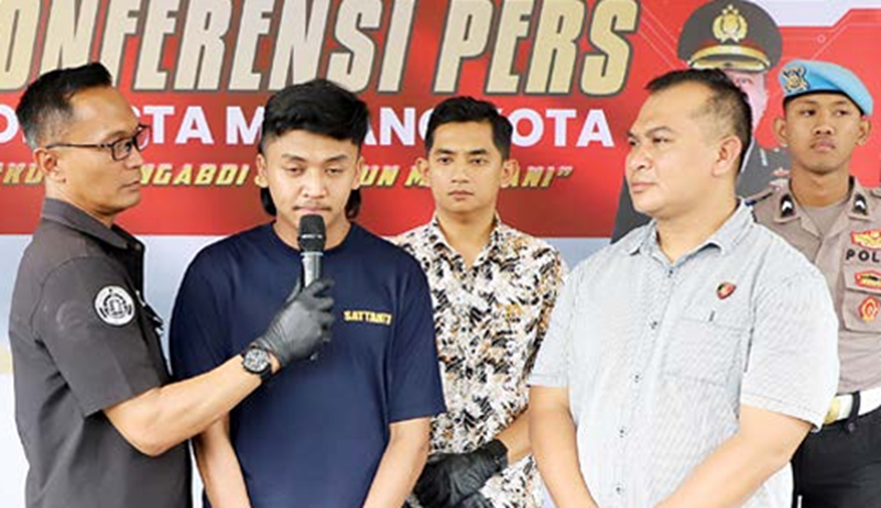 GARA-GARA CEMBURU: Alentio P. Noverian Jaya, 25, pelaku penganiayaan kepada kekasihnya berinisial US, 27, ditunjukkan Polresta Malang Kota kepada awak media, kemarin.