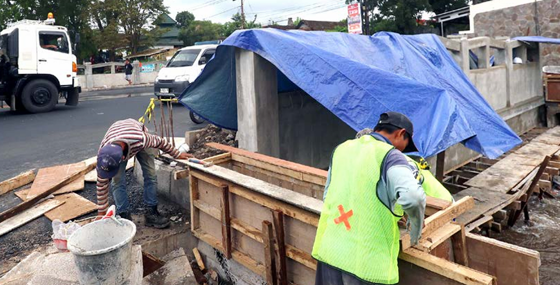 HARI TERAKHIR: Proses pelebaran jembatan di Jalan KH Malik Dalam, Kedungkandang dinyatakan rampung, kemarin. Menyisakan proses finishing.