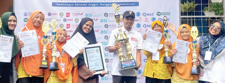 BERPRESTASI: Guru dan siswa  MI Manarul Islam berhasil  memborong trofi dalam  ajang Bedjo Education  Festival & Olympiad 2025.