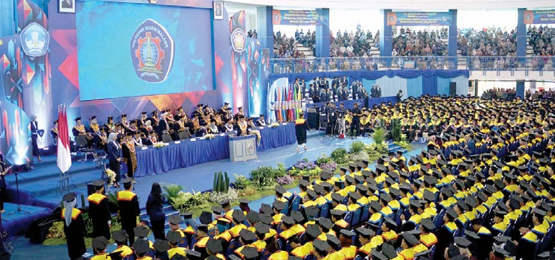 LANCAR: Prosesi wisuda ke-72 Polinema  diikuti 1.045 mahasiswa hari ini.