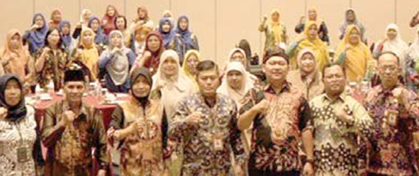 INOVATIF: Kepala Disdikbud Kota Malang Suwarjana SE MM (tengah) bersama 135 peserta dalam acara penguatan peran  bunda PAUD Kecamatan dan bunda PAUD Kelurahan, pada Jumat (28/11).