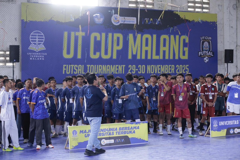 SEMANGAT: Direktur UT Malang, Dr. Lilik Sulistyowati M.Si saat membuka pertandingan UT Cup 2025.