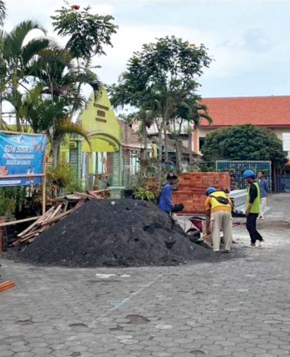 PROSES REHABILITASI: Tumpukan material bangunan dan sejumlah tukang tampak berada di SD Negeri Sisir 1 untuk melakukan rehabilitasi berat gedung sekolah beberapa hari lalu.