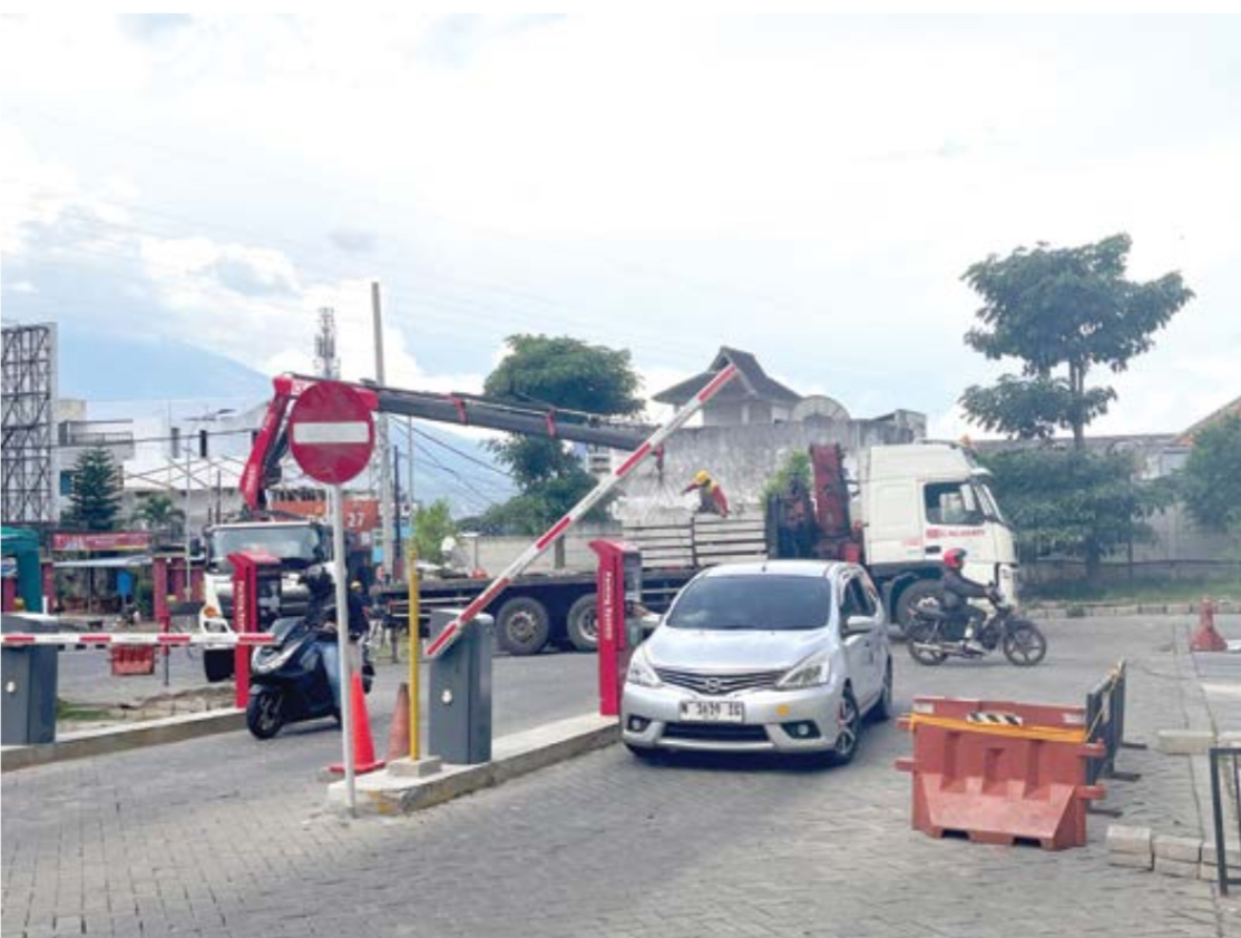DILENGKAPI WATER BARRIER: Seorang pengunjung memasuki area parkir Pasar Induk Among Tani melalui smart gate parking beberapa waktu lalu.