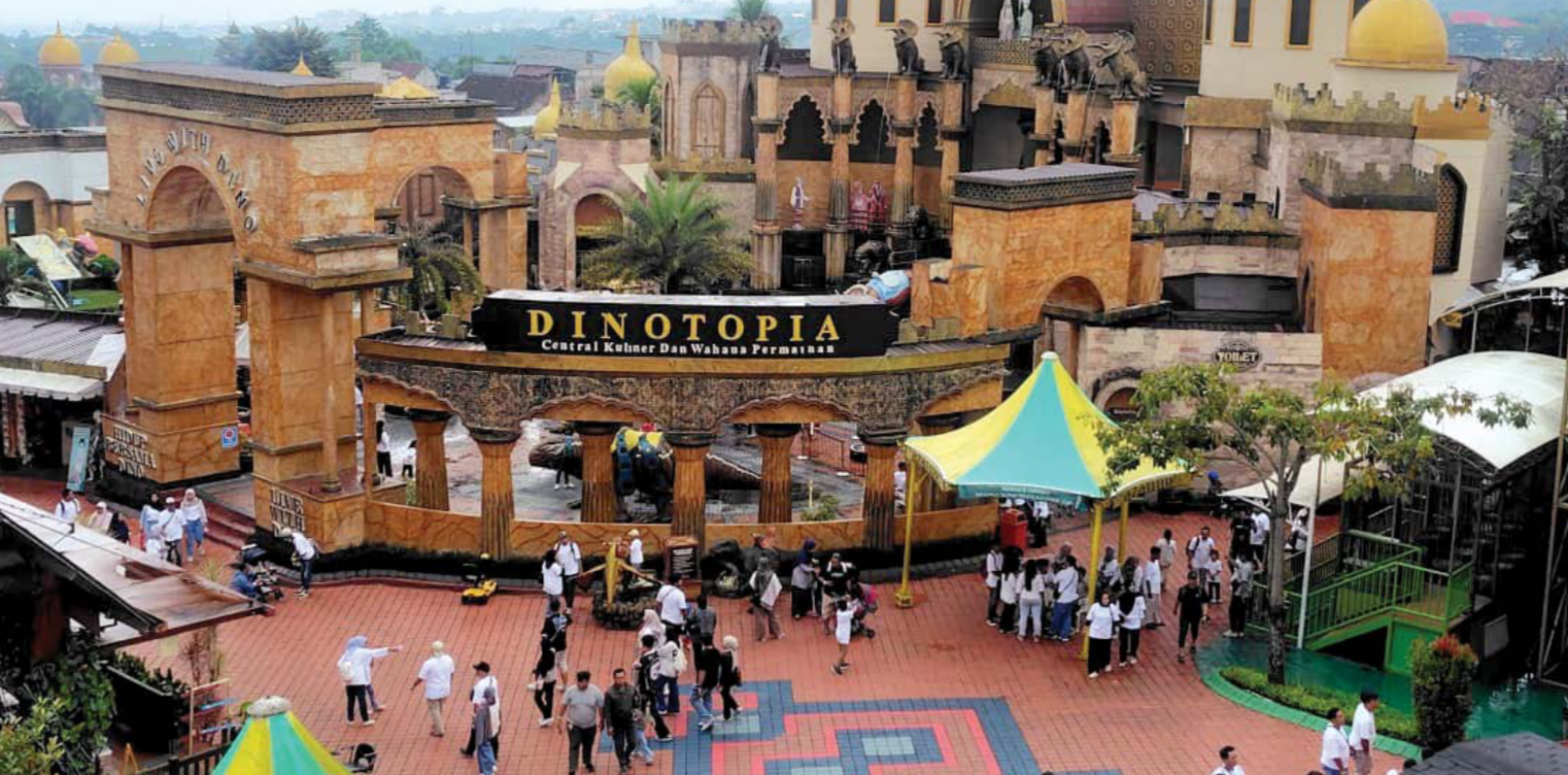 RAMAI: Kawasan Dinotopia di Dino Park Jawa Timur Park 3 diserbu pengunjung beberapa waktu lalu. Manajemen menyiapkan beberapa wahana baru untuk menyambut Nataru.