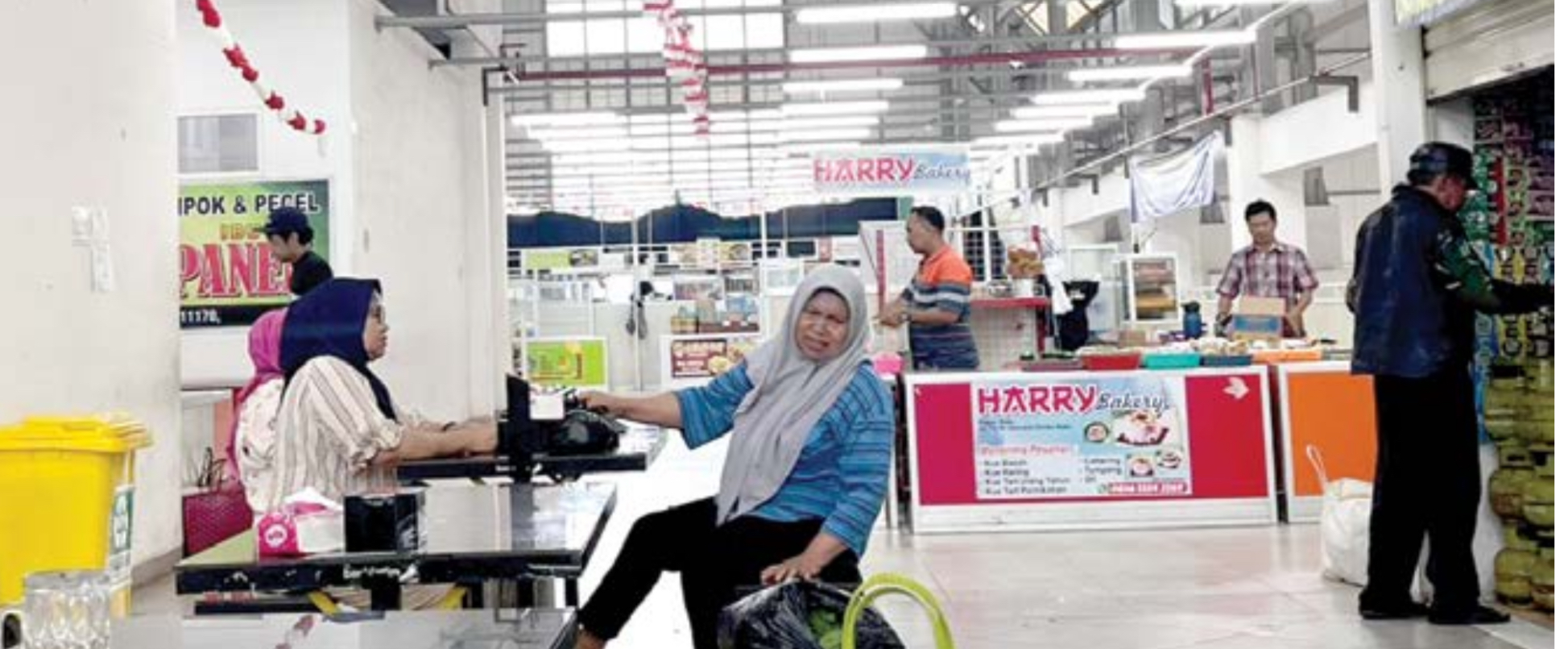 HARUS TERSERTIFIKASI HALAL: Kawasan zona kuliner di Pasar Induk Among Tani ramai dikunjungi pembeli beberapa hari lalu.