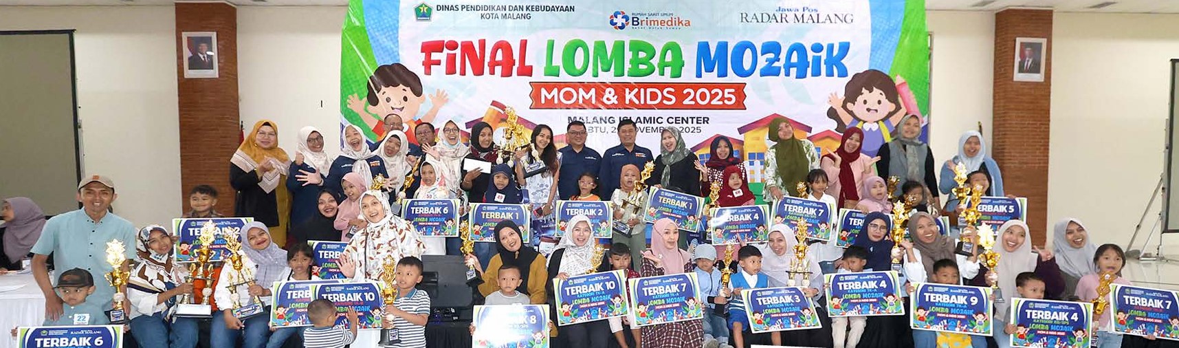 HASILKAN 30 PEMENANG: Kepala disdikbud Kota Malang Suwarjana dan direktur Jawa pos Radar Malang Tauhid Wijaya foto bersama para pemenang dari sejumlah kategori, kemarin siang. Total 30 pemenang beras