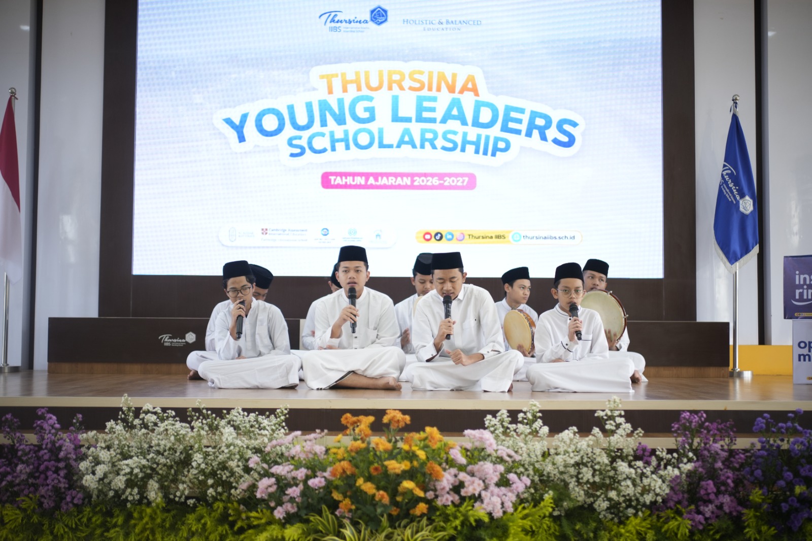 SENI RELIJI: Para santri  Thursina International Islamic Boarding School (Thursina IIBS) Malang menampilkan sholawat banjari dalam acara pembukaan Thursina Young Leader Scholarship (TYLS) 2025.
