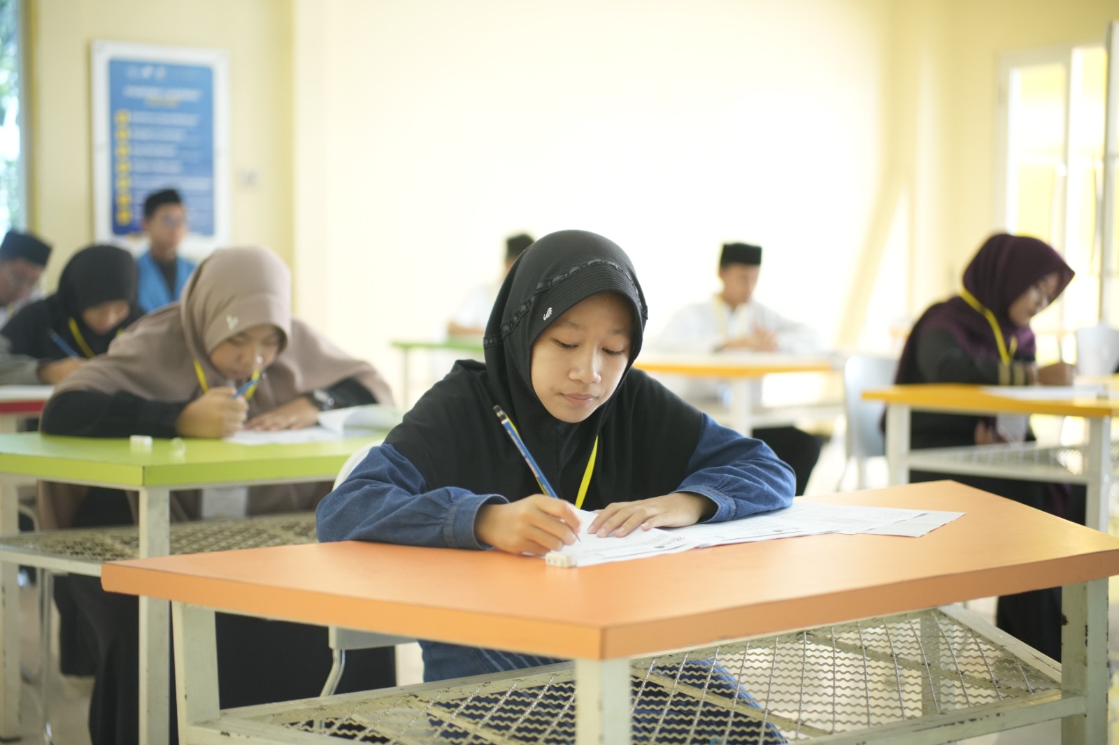 SELEKSI: Para pesertaThursina Young Leader Scholarship saat mengikuti tes di kampus putra Thursina IIBS, Minggu (30/11).