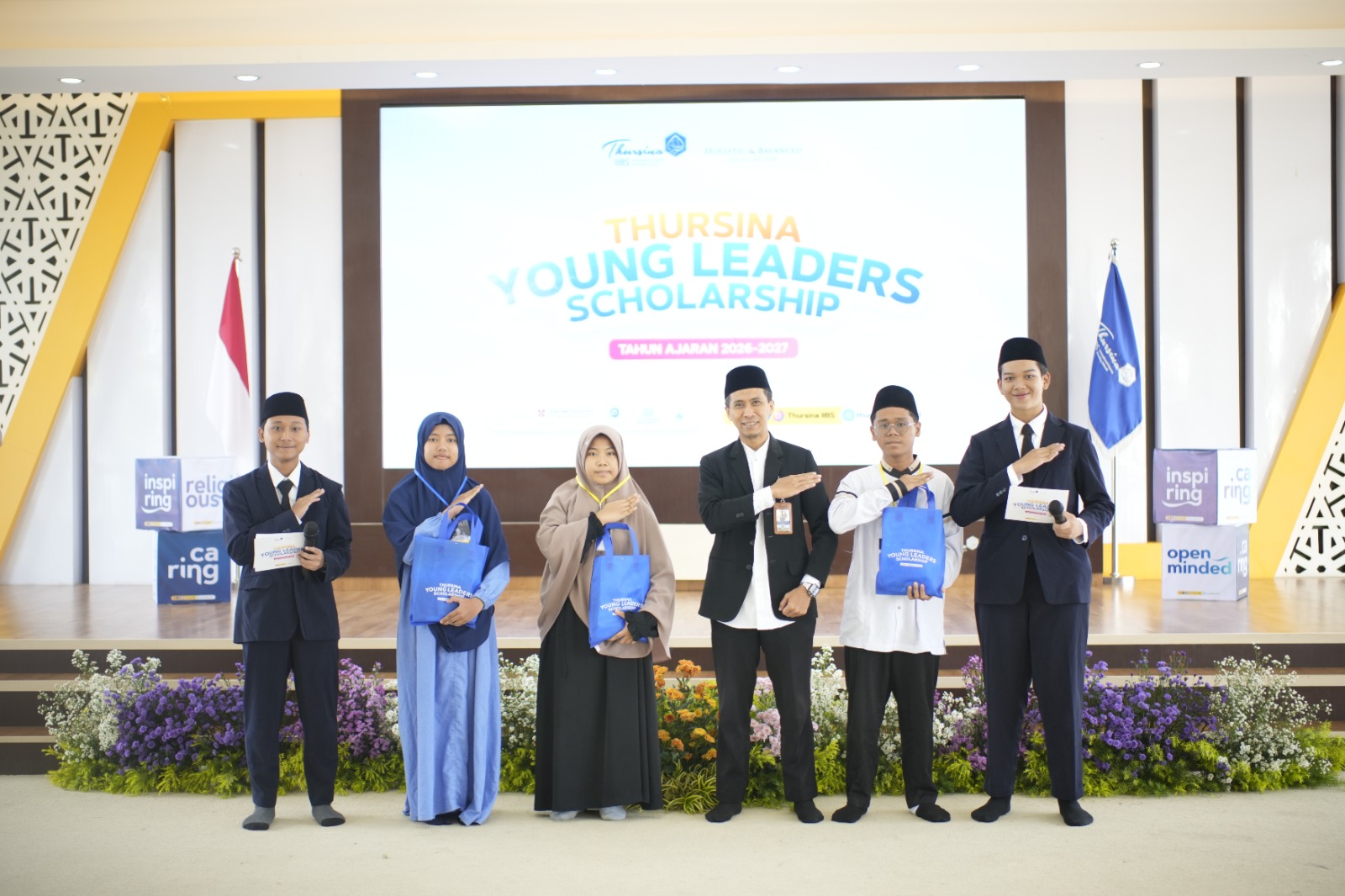 PEDULI:  Para pimpinan Thursina IIBS Malang dalam acara Thursina Young Leader Scholarship , Minggu (30/11).