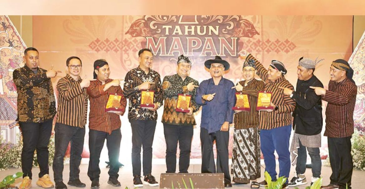 ACARA SUKSES: Direktur Utama PT Griya Mapan Alami Bambang Agustiono (lima dari kanan) memberi apresiasi kepada pihak-pihak yang telah mendukung dan memberi support PT Griya Mapan Alami di Hotel Harris