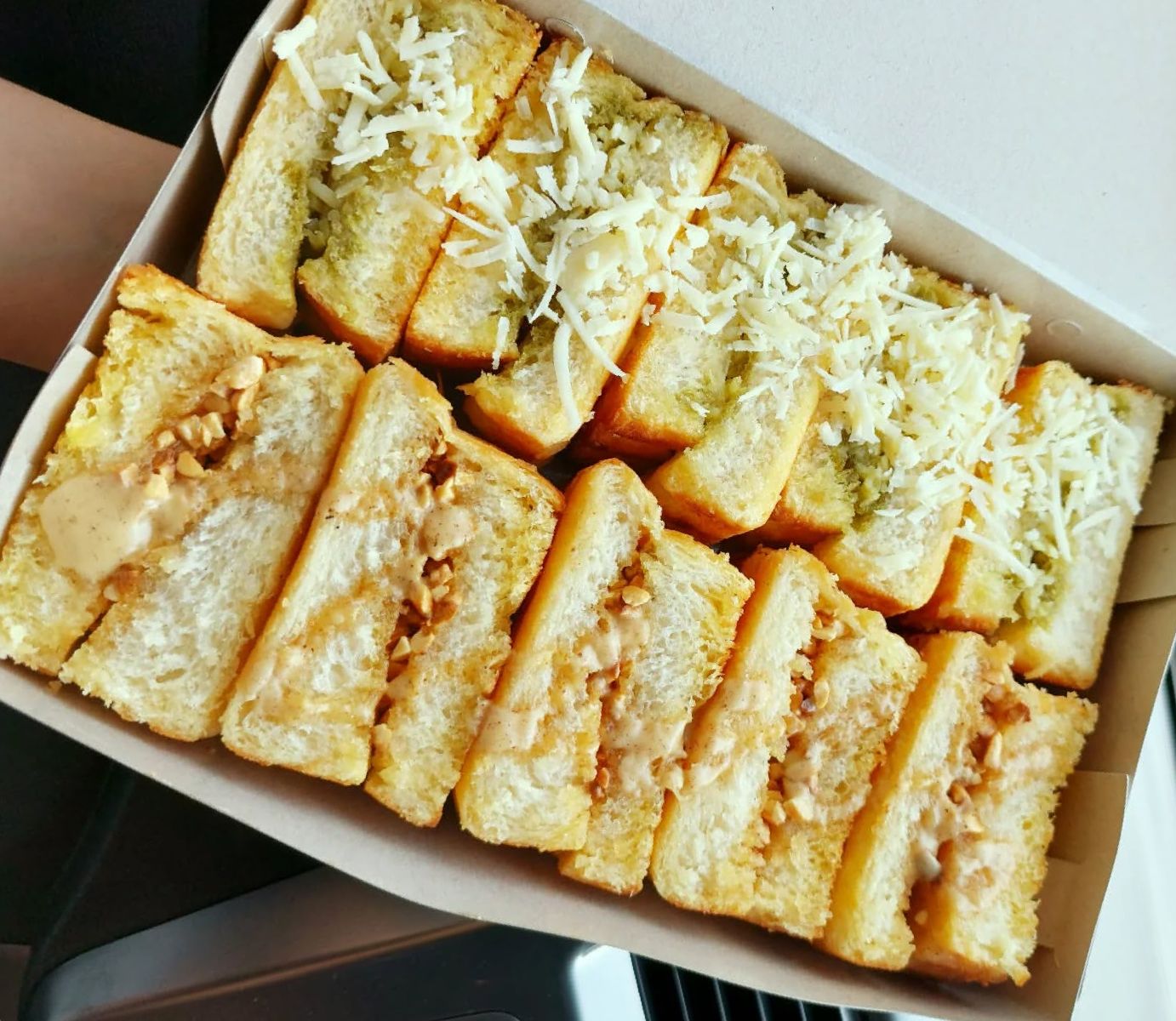 TOPPING MELIMPAH: Ilustrasi roti bakar yang menjadi camilan favorit di malam hari.