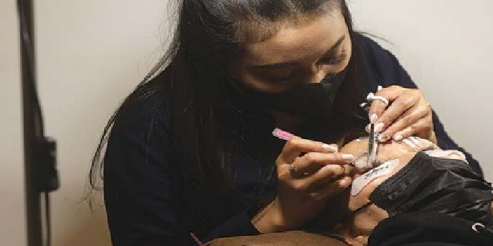 LAGI TREN: Seorang perempun melakukan eyelash extension di Camella Beauty Studio Malang. Mempercantik bulu mata kini jadi tren di kalangan perempuan Kota Malang.
