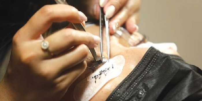 PROFESIONAL: Lash Artist mempercantik bulu mata seorang perempuan. Mempercantik bulu mata tidak boleh sembarangan karena ada risiko di baliknya.