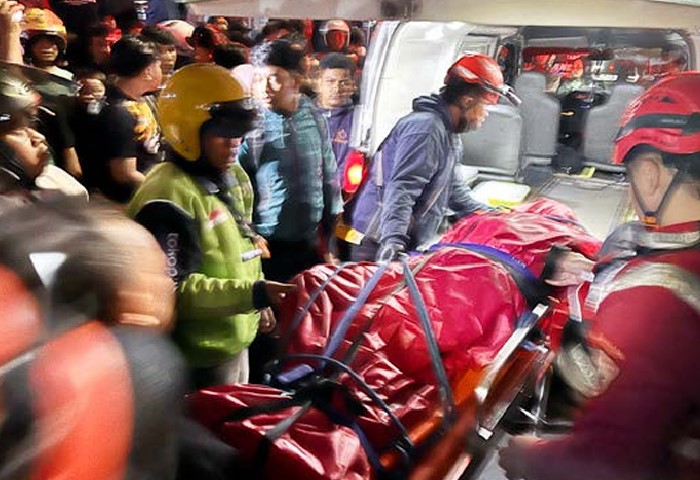 MEDANNYA SULIT: proses evakuasi korban bunuh diri di Jembatan Soehat membutuhkan waktu sekitar dua jam.