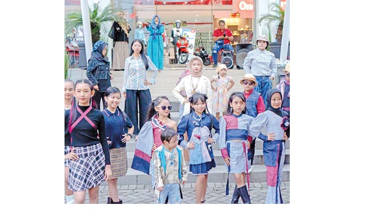 GALANG DANA: Sekitar 40 model cilik melakukan aksi amal untuk mengumpulkan donasi bagi masyarakat terdampak erupsi Gunung Semeru di halaman diler Honda MPM Basra Malang, Kajoetangan Heritage, Jumat