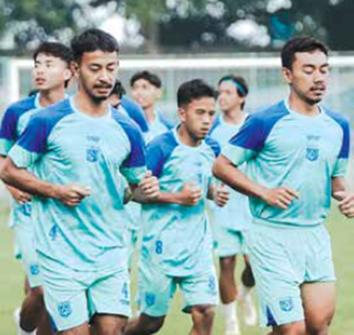 MENDAPAT KEUNTUNGAN: Para pemain Persikoba Batu menjalani sesi latihan di Stadion Brantas pekan lalu.