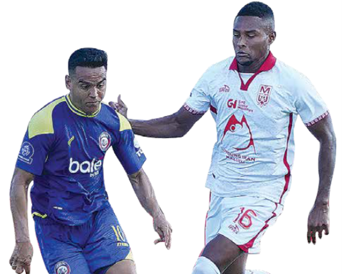 TANGGUH: Valdeci Moreira (kanan) berusaha melepaskan umpan dalam laga melawan Malut United di Stadion Gelora Kie Raha, Ternate, Sabtu lalu (29/11).