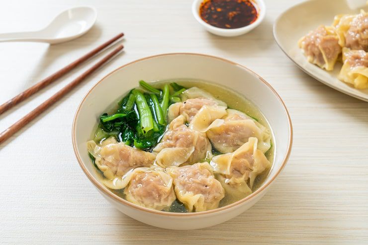 FULL DAGING: Wonton. kuliner favorit anak muda.
