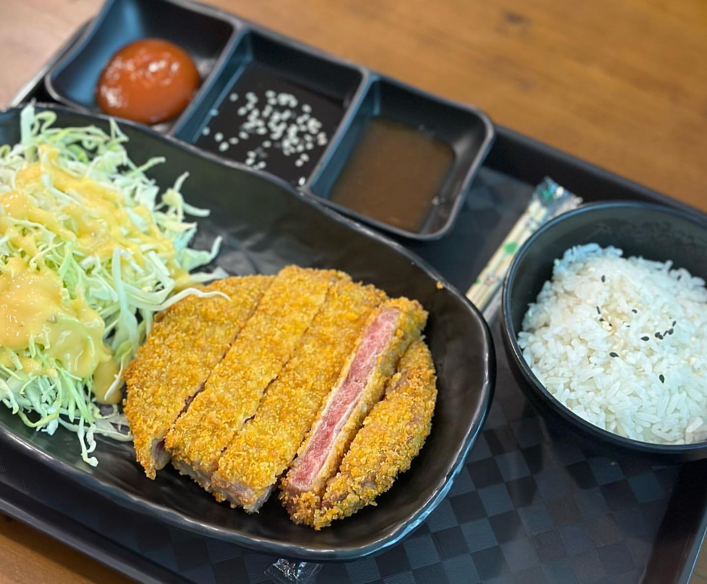 PORSI BESAR: Katsu di Kimukatsu yang memiliki rasa otentik dengan daging empuk.