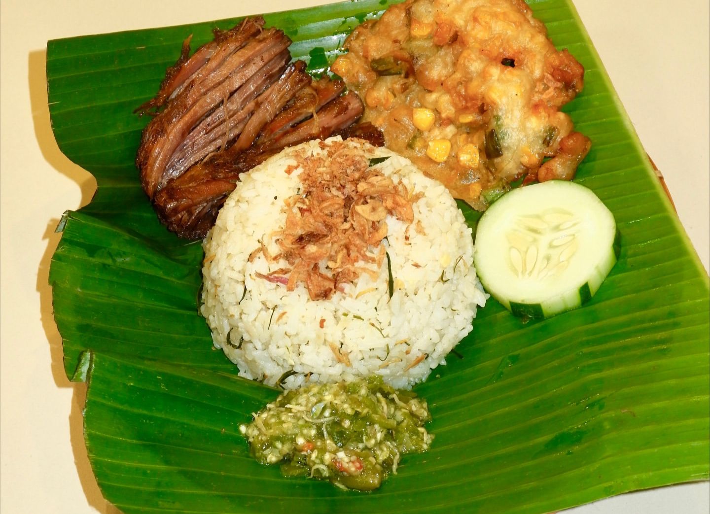 GURIH LEZAT: Nasi Genjes Empal salah satu menu di Warung Mekar Jaya.