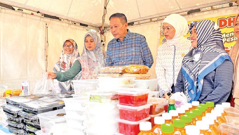 CARI SOLUSI: Wali Kota Malang Wahyu Hidayat (tengah) bersama Ketua DPRD Kota Malang Amithya Ratnanggani Sirraduhita mengunjungi UMKM di depan Kantor Kecamatan Klojen, Jalan Surabaya.