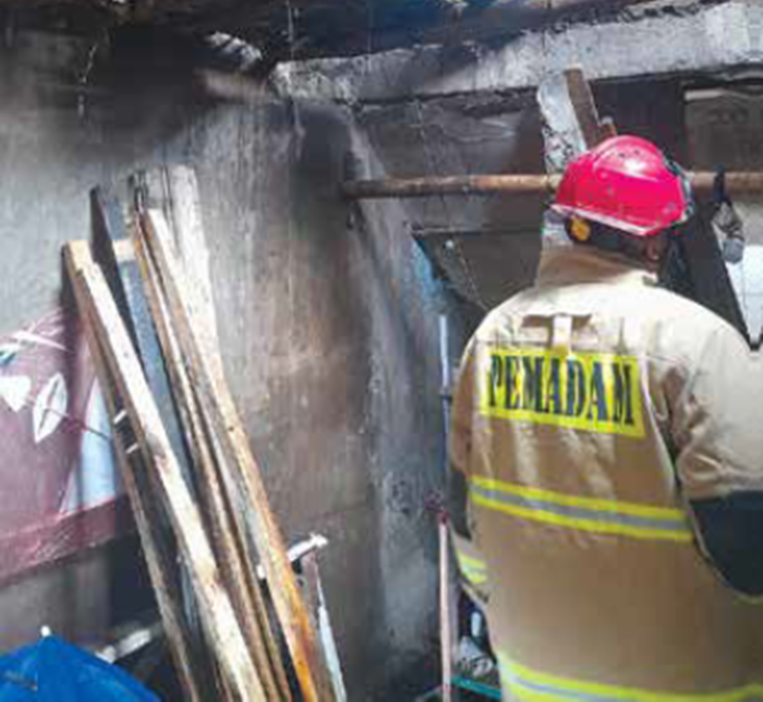 SIGAP: Personel Damkar Kabupaten Malang melakukan pendinginan di Desa Sempalwadak, Kecamatan Bululawang pada Sabtu lalu (29/11).