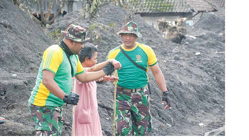 AKSI SOSIAL: Prajurit Divif 2 Kostrad Singosari bersama warga terdampak erupsi Gunung Semeru beberapa waktu lalu.