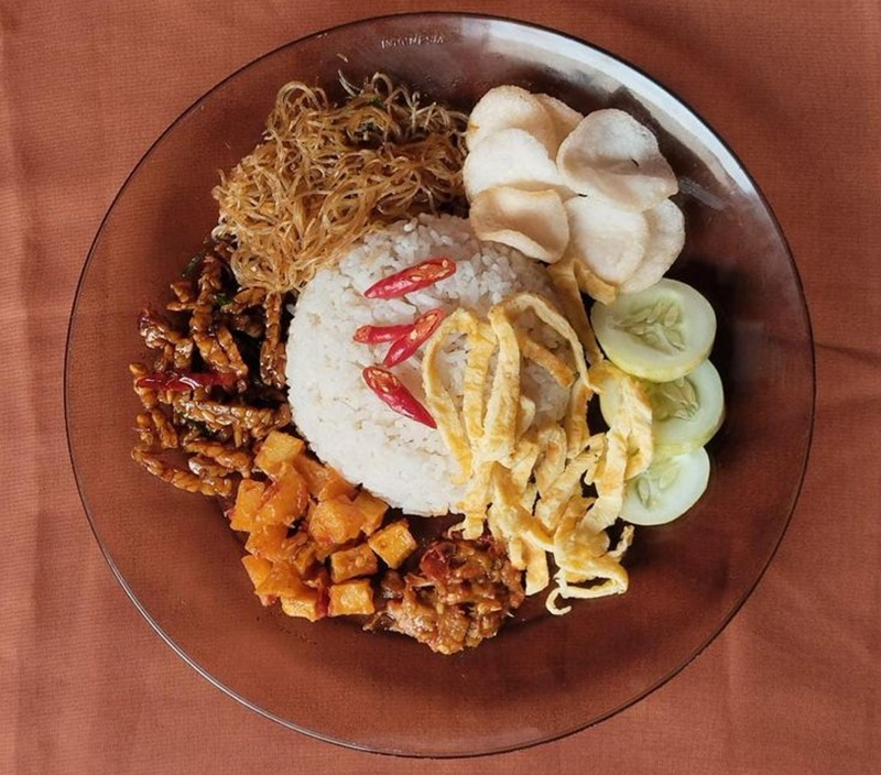 GURIH: Nasi uduk yang harum santan, berpadu dengan isian lauk sederhana namun nikmat.