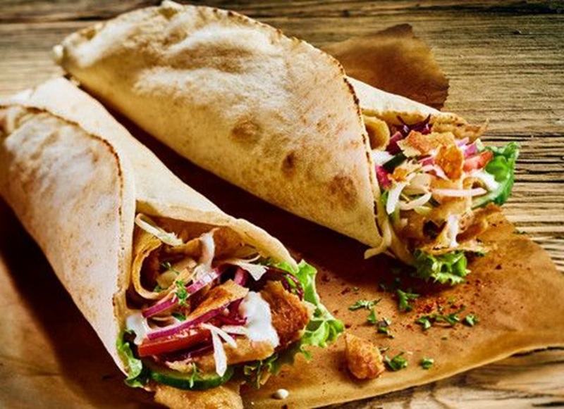 ENAK: Kebab dengan daging melimpah, sayuran segar, dan saus creamy yang bikin setiap gulungan makin puas.