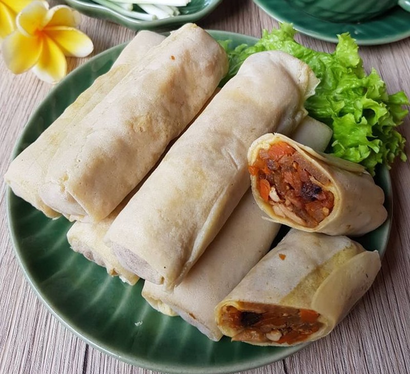 SEGAR: Lumpia basah dengan isian tumisan sayur dan bumbu gurih-manis yang menyatu sempurna.