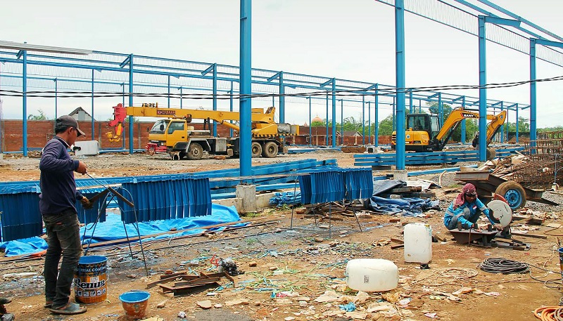 LAYOUT BERUBAH: Pemasangan tiang-tiang pancang masih dilakukan di tempat relokasi pedagang Pasar Induk Gadang, kemarin. Proses pembangunan tempat itu diprediksi selesai pada bulan Maret 2026.