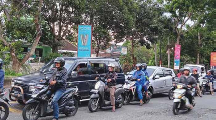PENDAPATAN: Kendaraan bermotor di perempatan Jalan Raya Talangagung, Kecamatan Kepanjen. Pajak kendaraan turut mendongkrak PAD.